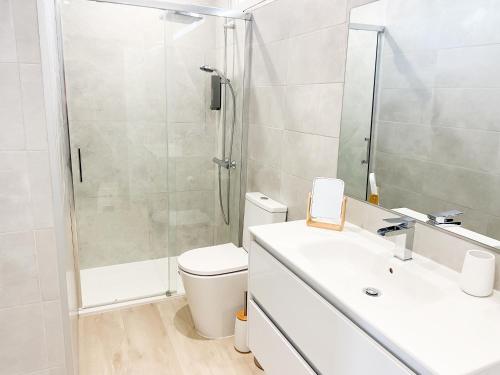 Un baño con ducha, inodoro y lavabo. en Carvoeiro Beach House, en Carvoeiro