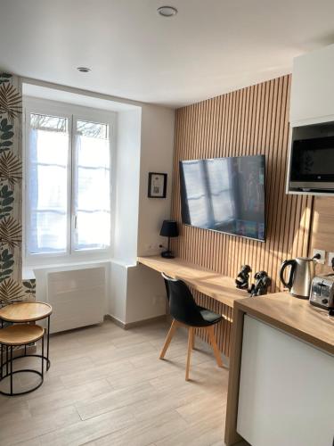 Il comprend un salon avec un bureau et une télévision. dans l'établissement 2 pièces au cœur du vieux Massy, à Massy