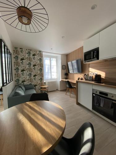 un salon avec une table et un canapé dans l'établissement 2 pièces au cœur du vieux Massy, à Massy