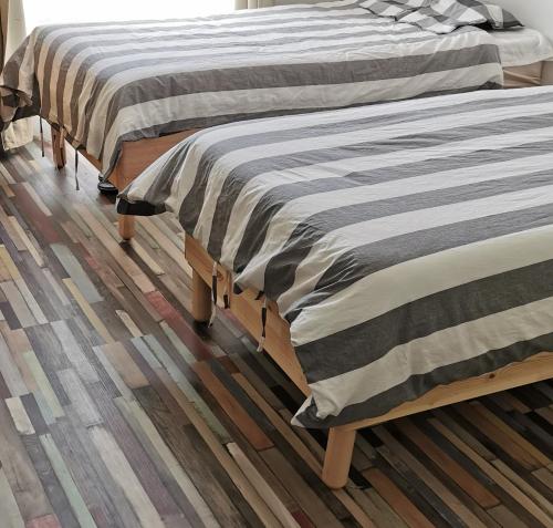 twee bedden naast elkaar in een kamer bij Duna Riverside in Dunakeszi