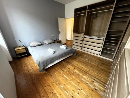 une chambre avec un lit et un parquet dans l'établissement L'Élégance du Midi - climatisation réversible, à Toulouse