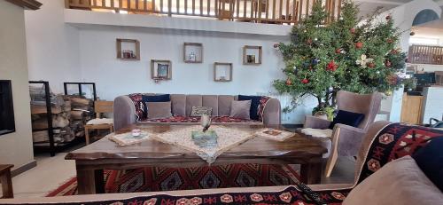 salon ze stołem i choinką świąteczną w obiekcie Te Mulliri 