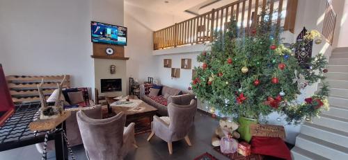 salon z choinką świąteczną w pokoju w obiekcie Te Mulliri 