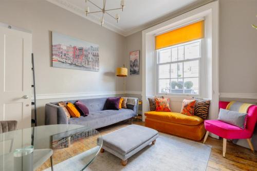 ロンドンにあるVogue 1 bedroom Pimlico flat near Victoria Stationのリビングルーム(ソファ、テーブル付)