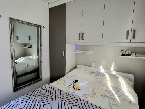 una camera da letto con un letto con un cane steso sopra di Paradiso del sole 1 a Brusino Arsizio