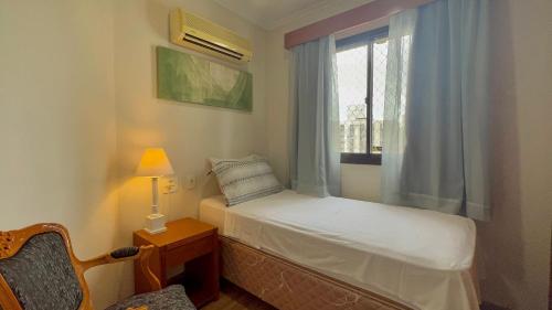 małe łóżko w pokoju z oknem w obiekcie Flat 2 Quartos - Rua Alvorada 1009 w São Paulo