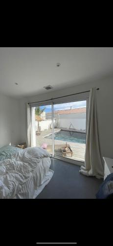 une chambre avec un lit et une grande fenêtre dans l'établissement Villa luxe Meyer’s beach, à Pinet