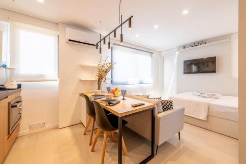 a kitchen and dining room with a table and chairs at Loft em Frente da Redenção 610 in Porto Alegre