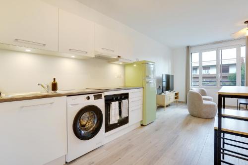 une cuisine avec laveuse et sécheuse dans l'établissement La Résidence Alpha Viroflay 101 - 1 chambre - 4 pers, à Viroflay