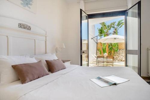Biancaleuca Rooms & Suite في ليوكا: سرير ابيض مكتوب عليه غرفة نوم