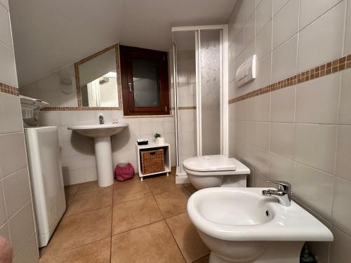 een badkamer met een wastafel en een toilet bij Particular apartment in San Benedetto del Tronto in San Benedetto del Tronto
