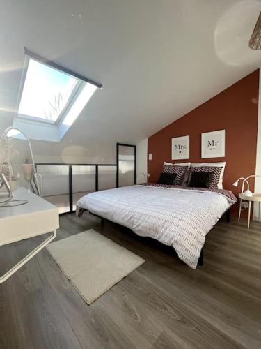 - une chambre avec un grand lit et une fenêtre dans l'établissement L'Éden - Centre ville & Gare, à Rennes