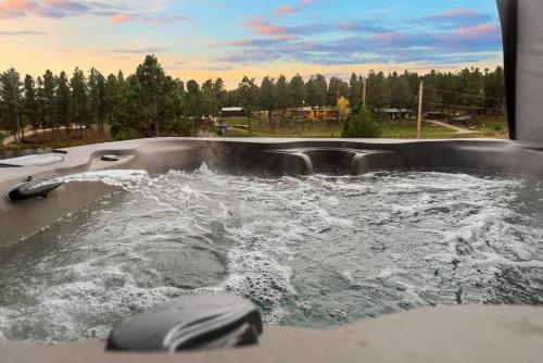 une grande piscine d'eau dans une baignoire en métal dans l'établissement Sun Filled Joy BHBungalows #8, à Custer
