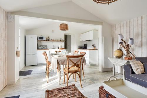 une cuisine et une salle à manger avec une table et des chaises dans l'établissement Maison pour 6 au coeur de Bretignolles-sur-Mer, à Bretignolles-sur-Mer