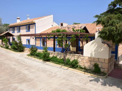 une maison à la façade bleue et blanche dans une rue dans l'établissement Casas Rurales Luis, à Moratalla