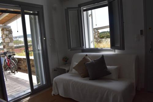 Giường trong phòng chung tại Cycladic house on Agios Spyridonas beach
