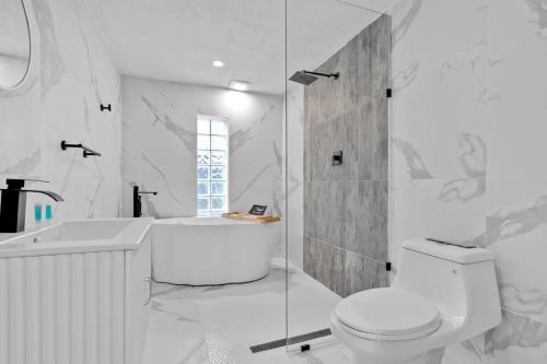 Koupelna v ubytování Lakefront Villa with Heated Pool only 6 minutes to the Beach