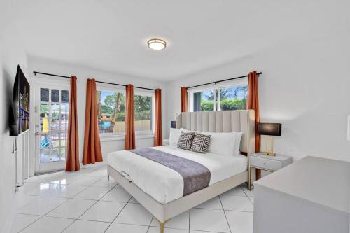 Postel nebo postele na pokoji v ubytování Lakefront Villa with Heated Pool only 6 minutes to the Beach