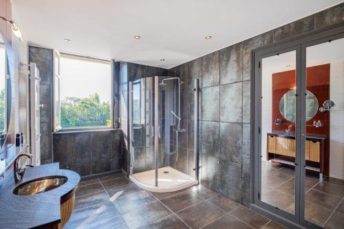 a bathroom with a shower and a sink at Villa Castalie - Maison de maître, grande piscine et jacuzzi, classée 5 étoiles in Montrichard