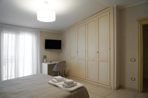 Santa Maria La Carità的住宿－Donna Filu Casa Vacanze，一间卧室配有带毛巾的床