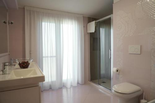 y baño con aseo, lavabo y ducha. en Donna Filu Casa Vacanze, en Santa Maria La Carità
