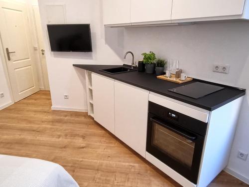 a kitchen with a black counter top and a sink at Modernes Apartment im Zentrum von Karlsruhe in Karlsruhe