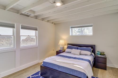 um quarto com uma cama e duas janelas em Modern Buckeye Lake Retreat Game Room and Fire Pit! em Hebron