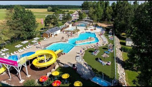 une vue aérienne d'un parc aquatique avec un toboggan aquatique dans l'établissement Bungalow à Onzain avec piscine partagée et jardin, à Onzain