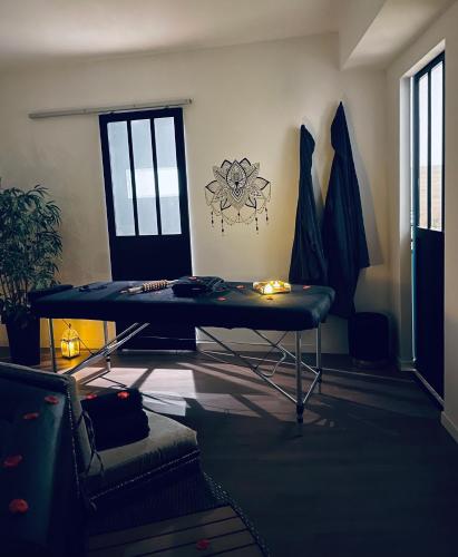 un salon avec une table et un canapé dans l'établissement Love room - love&cocon, à Fontenille-Saint-Martin-d'Entraigues