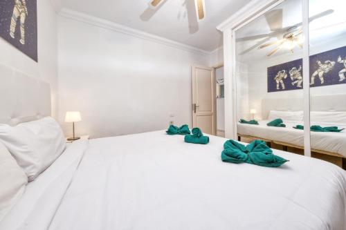 1 dormitorio blanco con 1 cama blanca grande con arcos verdes en Casa Appia-300m from the beach, heated pool en Puerto del Carmen