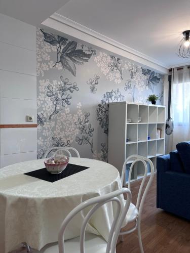 a dining room with a table and chairs in a room at Apartamento La Emisora in Ponferrada