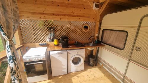 ソゾポルにあるКаравана Амалтеяのキッチン(洗濯機付)