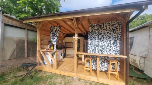 ソゾポルにあるКаравана Амалтеяのガゼボ(テーブル、椅子付)