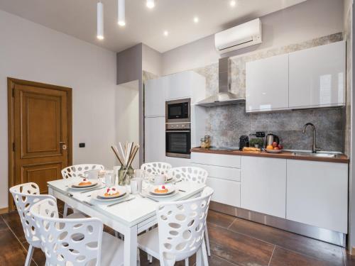 The Best Rent - Three-bedroom apartment near Piazza Barberini