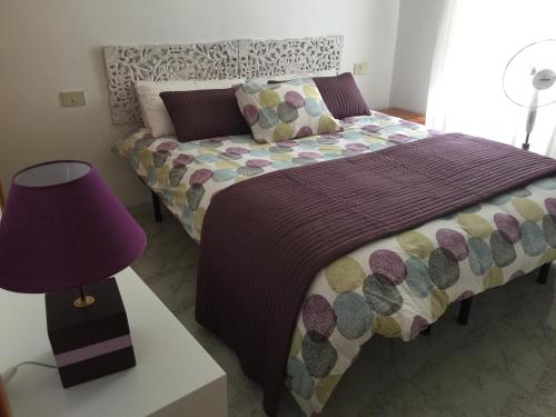1 dormitorio con cama y lámpara púrpura en Casarosaria Italie Molise Pietrabbondante, en Pietrabbondante