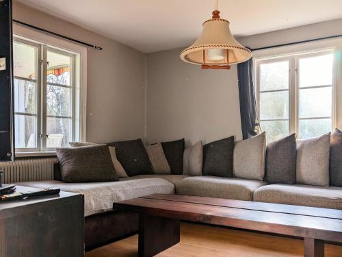 sala de estar con sofá y mesa en Charming Swedish Cottage from 1909, en Markaryd