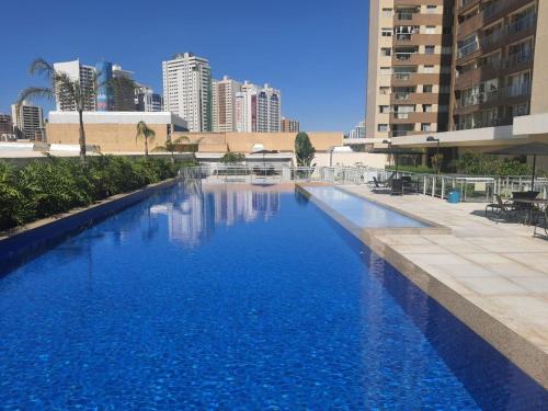 una gran piscina de agua azul en una ciudad en Maravilhoso Apartamento em Brasília DF en Brasilia