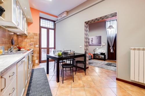 une cuisine avec une table et une salle à manger dans l'établissement Ghetto apartment, à Rome