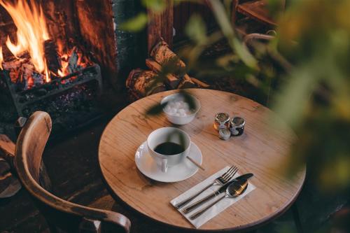 una taza de café sentada en una mesa junto a un fuego en Rose and Crown Stoke Newington, en Londres