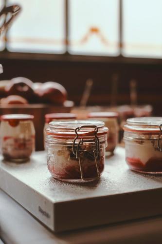 Un grupo de frascos de mermelada colocados en un estante. en Rose and Crown Stoke Newington, en Londres