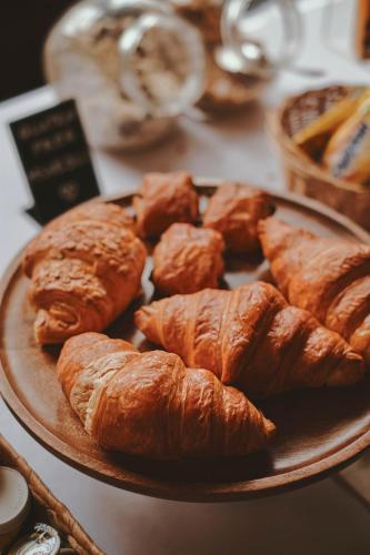 Un plato de croissants y pasteles sobre una mesa en Rose and Crown Stoke Newington, en Londres
