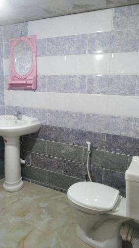 a bathroom with a toilet and a sink at Bel appartement in El Kala