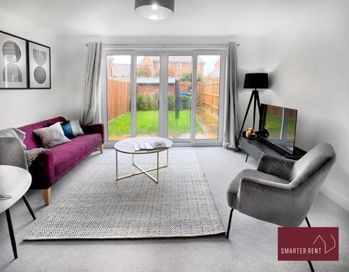 a living room with a purple couch and a table at Bracknell - 2 Bedroom House With Garden in Bracknell