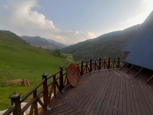 a wooden deck with a view of a valley at Süllü Dağ Evi in Yavuzkemal