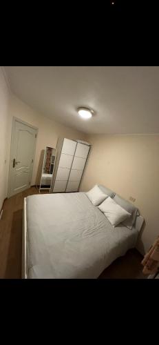 - une chambre avec un grand lit blanc et 2 oreillers dans l'établissement Résidence appartement Oostende, à Ostende