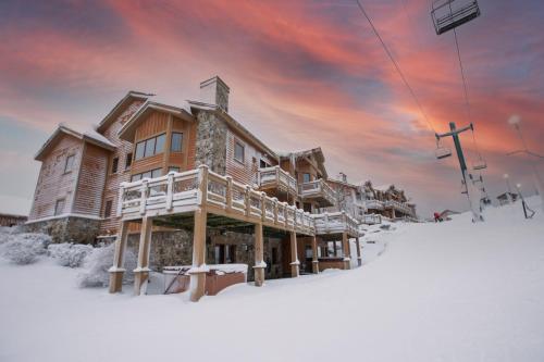 una casa en una pista de esquí en la nieve en Southwinds Ultimate Slope Side Relaxation Spot, en Champion