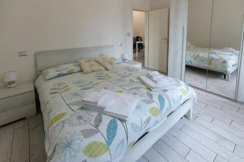 A bed or beds in a room at M.G Home a un passo da tutto