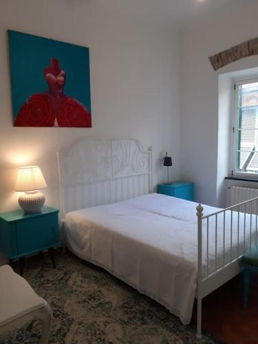 una camera da letto con un letto e un dipinto sul muro di MI12 ad Albenga