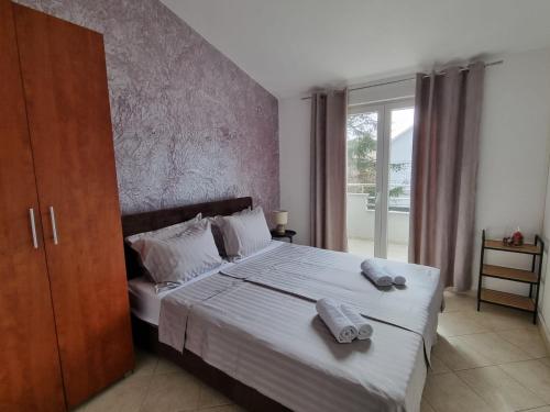 - une chambre avec un lit et 2 serviettes dans l'établissement Apartments Ljubica Tivat, à Tivat