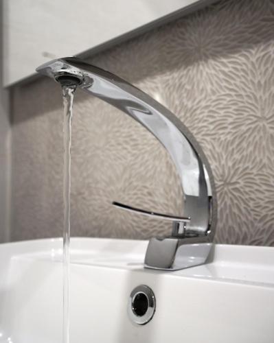 a stream of water from a faucet on a sink at Casa Luna in Brunete